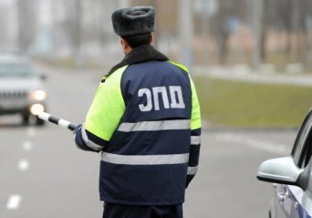ДПС останавливает машину на встречке